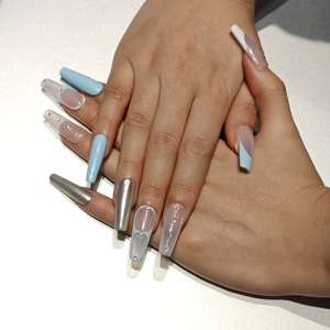 Ongles press-on tendance Muhaha, <span class=keywords><strong>bleu</strong></span> clair, ornés de strass, forme cercueil - Product Image 3