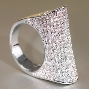 Anello di Lusso con Motivi Floreali Irregolari per Donne, Elegante Gioiello da Dito - Product Image 1