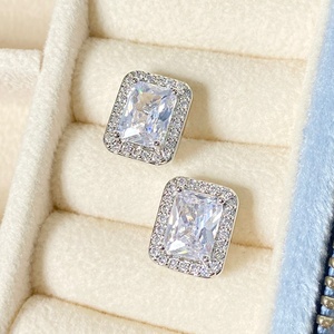 Pendientes Minimalistas de Circonia Cúbica, Chapados en Oro de 18K, Modernos y de Lujo, Estilo Coreano, para Mujer - Product Image 5