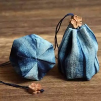 Sachet parfumé artisanal en coton biologique teint à l'indigo, teinture botanique, désodorisant pour armoire, maison et voiture