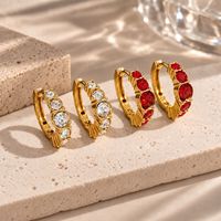 Boucles d'oreilles Huggie délicates Novirassine en zircon rouge, acier inoxydable plaqué or 18 carats pour femme, ensemble de bijoux tendance à superposer