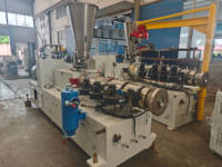 Feuille de mousse PVC WPC faisant la ligne de production de panneaux de machine avec extrudeuse à double vis PLC contrôle roulement de boîte de vitesses