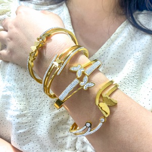 Bracelet papillon en gros personnalisé en acier inoxydable plaqué or avec zircon, bracelets en acier inoxydable pour femmes - Product Image 1