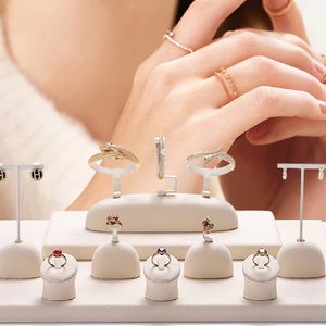 Yeni Lüks Bej Mikrofiber Takı Sergi Standı Kolye Sergi Tabakları ODM Takı Sergi Seti Perakende Mağazası için İnce Kadife - Product Image 1