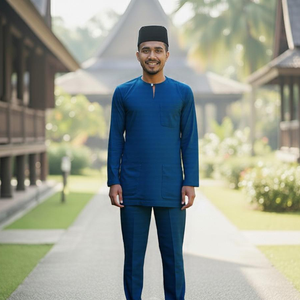 TELUK BELANG Malasia SIPO tradicional azul oscuro <span class=keywords><strong>cuello</strong></span> mandarín Kurta con sombrero negro, zapatillas blancas <span class=keywords><strong>y</strong></span> Jardín de camino de madera. - Product Image 2
