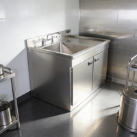 Évier de cuisine commercial en acier inoxydable avec revêtement en poudre de qualité alimentaire, à cuve unique, avec égouttoir intégré, finition polie, capacité de charge de 300 kg/m