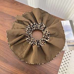 Nouveaux chouchous en tissu double couche à imprimé léopard, personnalisés, style rétro, en satin, pour femmes - Product Image 5