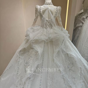 Robe de mariée moderne DW0118, coupe princesse, col carré, en dentelle florale, avec appliques en cristal, manches longues et traîne chapelle - Product Image 6