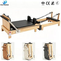 Reformer de Pilates pliable haut de gamme, cadre en bois massif à articulations, avec charnières pliantes robustes apparentes, portable