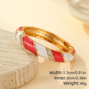 กำไลข้อมือโลหะผสมเคลือบสีแบบสองชิ้นประดับเพชร ดีไซน์หยดน้ำมันสีสันสดใส ไม่ซีดจาง ทันสมัยและสไตล์เรโทร - Product Image 6