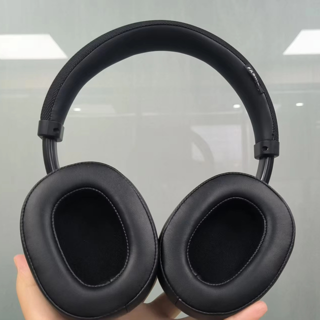Hot Item Foldable ANC Headphones Support 10M Wireless Over-Ear Travel Headset for Commuting 2026