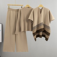 Nouvelle Collection Automne 2026 – Ensemble 3 Pièces en Maille Chevron pour Femme : Cape, Haut Côtelé et Pantalon Large – Tenue Élégante et Imposante Couleur Tan – Vente en Gros