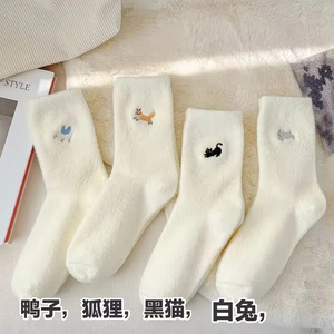 Chaussettes mi-mollet épaisses et chaudes pour femmes avec broderie de chat, chaussettes de nuit en peluche pour la maison - Product Image 4