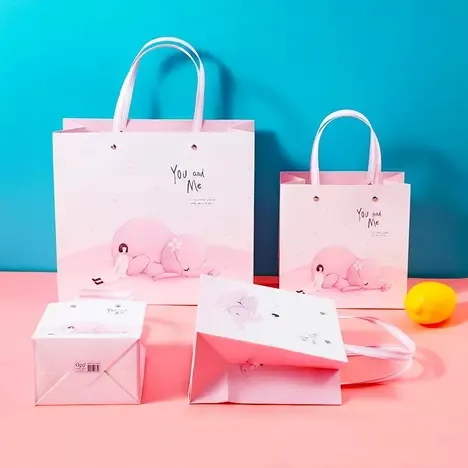 Disesuaikan Kraft Paper Bag Tas Belanja Kertas Dicetak untuk Pakaian Kemasan dengan Logo Pelanggan