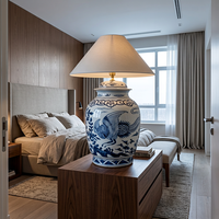 Lampe de table en céramique vintage orientale bleu et blanc avec motif floral de phénix, base en forme de pot à gingembre, abat-jour en tissu beige, lampe d'appoint pour la décoration de style farmhouse