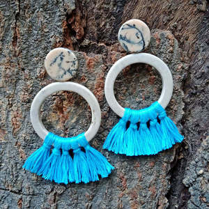 Boucles d'oreilles créoles élégantes de qualité supérieure pour femmes, idéales pour le quotidien, les fêtes, les anniversaires et les mariages. Disponibles à la vente. - Product Image 5