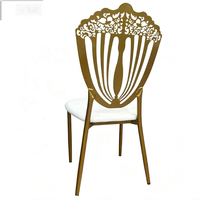 Chaise d'événement à structure métallique dorée, dossier éventail ajouré, assise rembourrée en similicuir blanc, mobilier de fête moderne