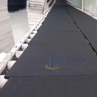 Plafond carré insonorisant en fibres minérales à micro-fissures et micro-perforations