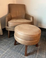 Fauteuil de salon d'hôtel moderne en tissu durable avec dossier haut et repose-pieds pour chambre à coucher