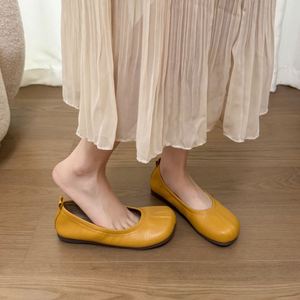 Chaussures en forme de sabot de cochon - Semelle plate, dessus en cuir souple, chaussure individuelle. Style une pièce. Chaussures rouges de style ballet, grande taille, à bout fendu. - Product Image 3