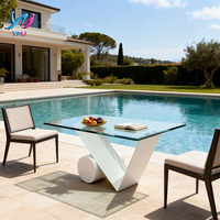 Ensemble de tables basses modernes de luxe personnalisées 4 places en fibre de verre, portables et durables, avec plateau en verre trempé blanc, pour l'extérieur