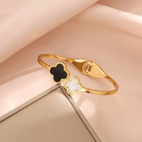 Groothandel Titanium Staal Zwart Wit Vierbladige Bloem Open Armband Modieus Veelzijdige Armband voor Dames Sieraden en Accessoires