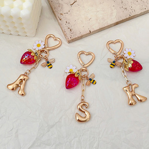 Gancio con chiusura a cuore placcato dorato con ciondoli alla <span class=keywords><strong>fragola</strong></span> portachiavi con lettera iniziale - Product Image 5