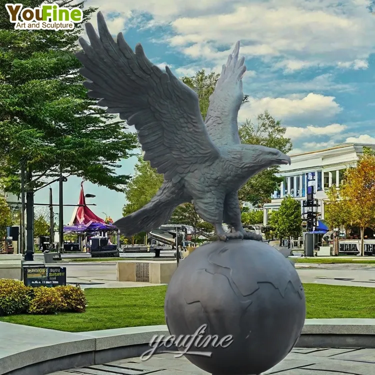 Adorno animal decorativo jardín tamaño real personalizado escultura de bronce águila y bola