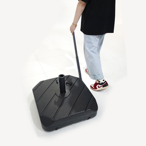Base de paraguas en voladizo para <span class=keywords><strong>Patio</strong></span> negro moderno de fábrica de <span class=keywords><strong>China</strong></span>, soporte compensado impermeable con ruedas, muebles de exterior de calidad - Product Image 2