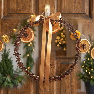 Corona Rústica Hecha a Mano con Anís Estrellado y Naranja Seca con Cinta Dorada, Flores Decorativas Navideñas, Corona Redonda sin Luces - Product Image 4