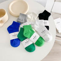 Chaussettes simples de style coréen pour femmes, printemps et été, couleur unie, vertes, polyvalentes et tendance, chaussettes en coton noir et blanc