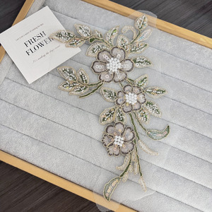 Toppa ricamata floreale con motivo floreale 3d Applique <span class=keywords><strong>in</strong></span> <span class=keywords><strong>pizzo</strong></span> ricamato con perline per accessori di abbigliamento - Product Image 1