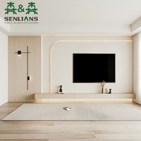 Japandi zwevende crèmekleurige tv-console met gebogen verlicht paneel, verticale lamellen, handgreeploze opbergruimte en wandlamp