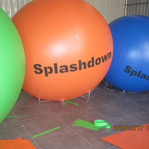 Globos inflables de helio volando en el cielo para eventos publicitarios - Product Image 1