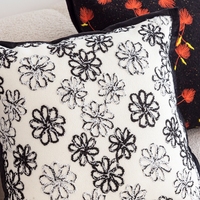 Housse de coussin brodée florale - Taie d'oreiller à motif floral avec bordure passepoilée - Housse décorative texturée pour canapé-lit