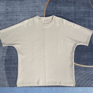 T-shirt <span class=keywords><strong>da</strong></span> uomo personalizzata 100% cotone a maniche corte, tinta unita, casual con orlo a spacco e top <span class=keywords><strong>da</strong></span> indossare sopra - Product Image 1