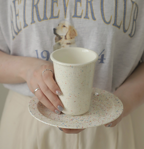 Vaso de Cerámica con Diseño de Confeti Multicolor, Borde Enrollado Blanco Crema, Taza Recta para Café, Taza de Agua de Porcelana con Logotipo Personalizado - Product Image 1