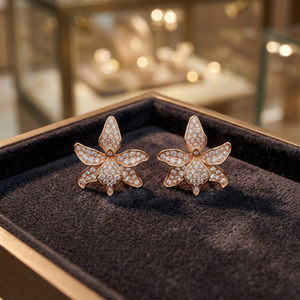 Boucles d'oreilles à fleurs en or rose avec diamant rond pour femmes, luxe pour un usage quotidien - Product Image 3