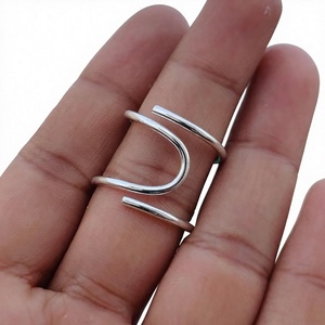 Anillo Minimalista Geométrico de Plata 925, Bañado en Rodio, Banda Lisa, Unisex, para Uso Diario - Product Image 2