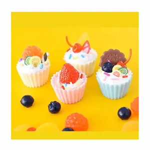 HENGXIN Miniatur Food Toys 3D Hellgrün Blau Rosa Cremig Weiß Cupcakes Cup Case Frucht harz Charms Für Puppenhaus Dekoration