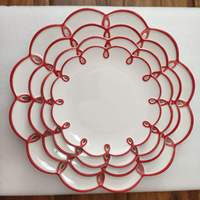 Ensemble d'assiettes de présentation en céramique, assiettes en porcelaine blanche avec bord festonné rouge à motif floral, assiettes à dîner pour la mise en scène de tables de mariage et de banquets