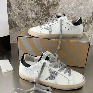 รองเท้าสีขาวแบบสั่งทำพิเศษจากดีไซเนอร์ชั้นนำ พร้อมการยึดเกาะที่ยอดเยี่ยมและสไตล์อเนกประสงค์ ทันสมัยและเป็นแฟชั่น รองเท้าลำลอง - Product Image 1