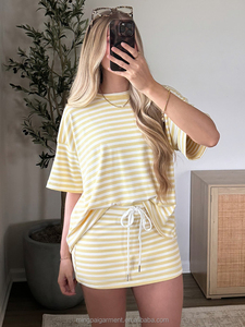 Conjunto de Dos Piezas de Verano Informal para <span class=keywords><strong>Mujer</strong></span>, Top Corto con Cuello Redondo, Logotipo Personalizado, Mangas Cortas, Conjunto de Falda a Rayas - Product Image 1