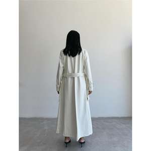 Manteau trench en cuir matelassé pour femme en blanc - Product Image 5