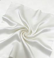 Tissu satiné en acétate double face, 100% polyester blanc, doux et lisse, adapté aux vêtements de nuit et aux robes de soirée.