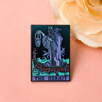 Broche en émail style punk gothique « THE HERMIT » avec motif de carte de tarot et de formule magique, idéale pour les vêtements et les accessoires de sac à dos