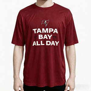 T-<span class=keywords><strong>shirt</strong></span> officiel des Tampa Bay Buccaneers pour homme, collaboration Publix, rouge foncé, manches courtes, col rond, formel, 100 % polyester, pour les fans de football - Product Image 1