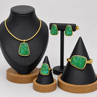Ensemble de bijoux de luxe en acier inoxydable 316L avec zircone cubique, plaqué or PVD 18 carats, comprenant un collier ras-du-cou, un bracelet manchette, une bague et des boucles d'oreilles clous, tendance pour femme