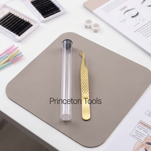 Pince à épiler courbée plaquée or avec pointe lisse et tube de rangement protecteur - Product Image 4