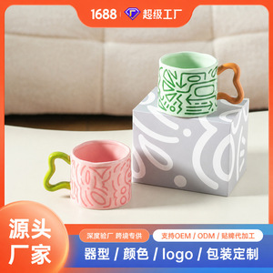 Tasse en céramique avec poignée, motif graffiti peint à la main, vert rose, pour couple, café, thé, eau, pour la maison ou le bureau - Product Image 5